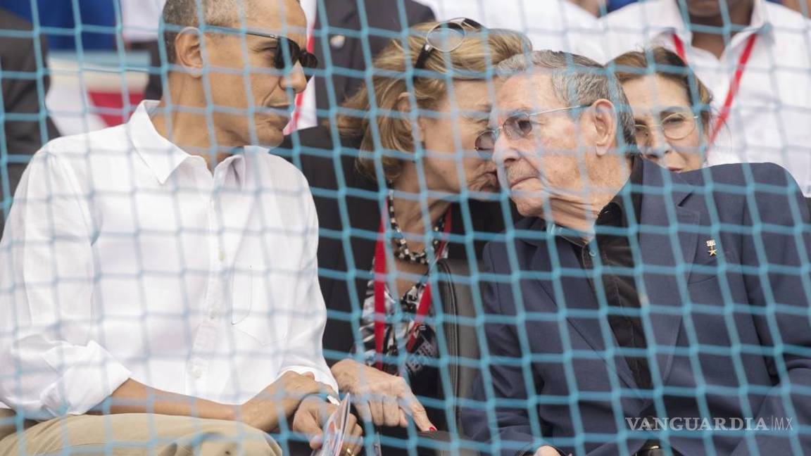 Obama y Raúl Castro asisten juntos a partido de béisbol