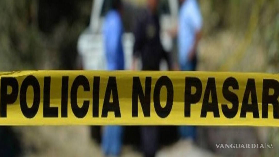 Arrojan de auto cadáver maniatado y con la cabeza cubierta en Torreón