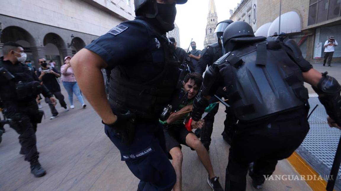 $!Queman patrullas por muerte de Giovanni: Estalla la violencia en Guadalajara, el gobernador acusa a AMLO