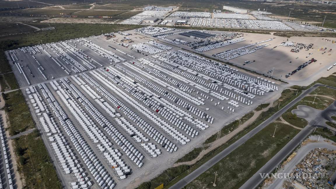 $!En amplios espacios se pueden ver una importante cantidad de vehículos.