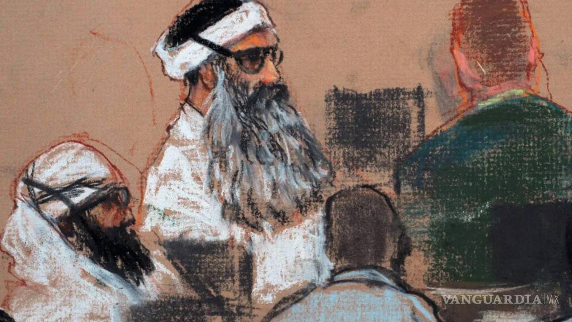 $!En este dibujo de la corte, realizado por la artista Janet Hamlin parecen Khalid Sheikh Mohammed, y Walid Bin Attash previa al juicio en Guantánamo, Cuba.