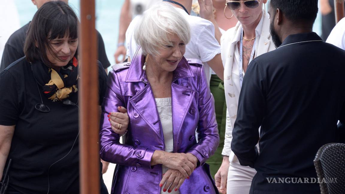 $!¡Se cae la reina! Helen Mirren tropieza en Cannes