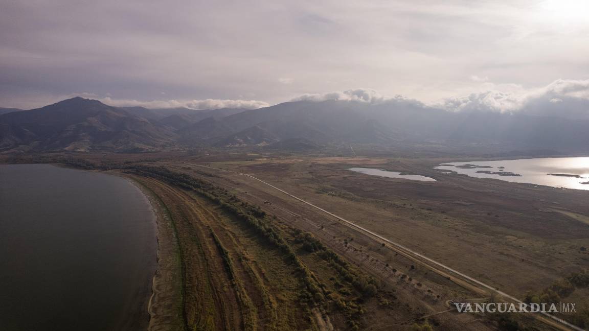 $!Una franja de tierra que separa el lago Pequeño Prespa (d) del lago Gran Prespa (i), en Grecia. Debido al cambio climático la pérdida de agua del lago se acelerará.