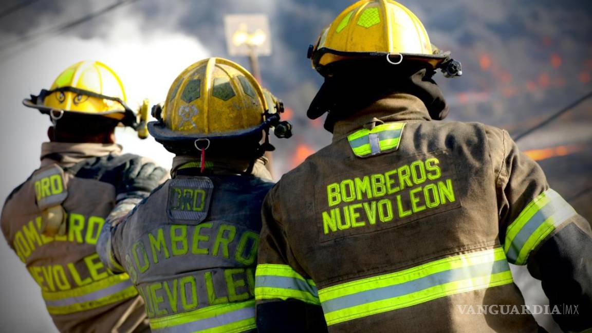 Nuevo León: Fuerte incendio en baldío provoca la evacuación de 80 trabajadores en Santa Catarina