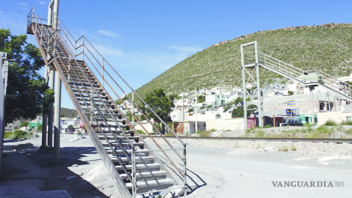 Abandonan construcción de puente peatonal en colonia El Tanquecito de Saltillo
