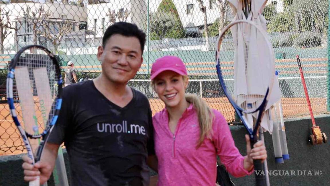 Shakira y Piqué juegan tenis con el presidente de la principal tienda online en Japón