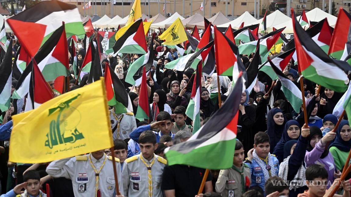 $!Partidarios de Hezbollah ondean banderas palestinas expresan solidaridad con los palestinos en la Franja de Gaza, en el sur de Beirut, Líbano.