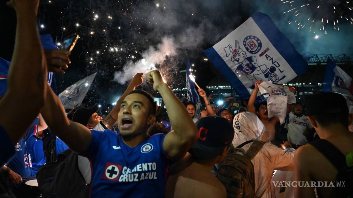 $!Después de 23 años en silencio, así celebran aficionados al campeón Cruz Azul