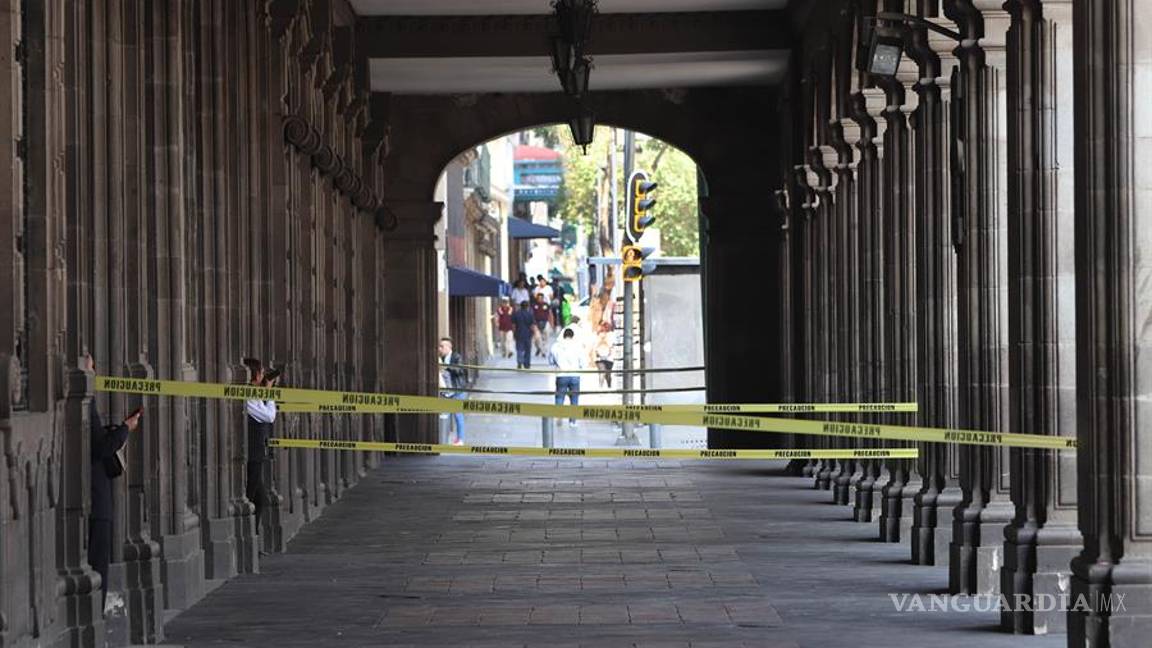 $!Coronavirus: El emblemático Zócalo de Ciudad de la CDMX luce desértico por el COVID-19