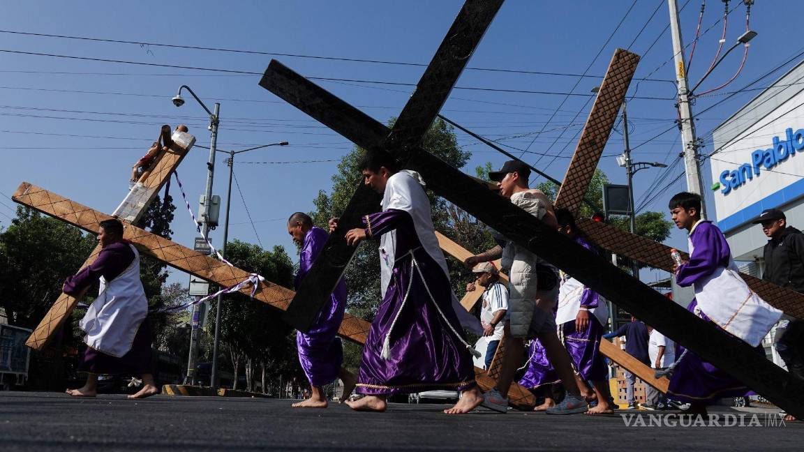$!Miles de nazarenos salieron desde las primeras horas del día para recorrer los ocho barrios de la alcaldía Iztapalapa.