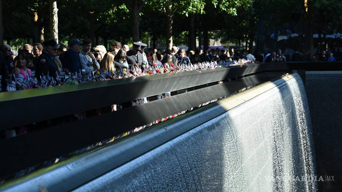 $!La gente recuerda a las víctimas en el 20 aniversario del ataque del 11 de septiembre en el World Trade Center de Nueva York, Estados Unidos, 11 de septiembre de 2021. EFE/EPA/David Handschuh