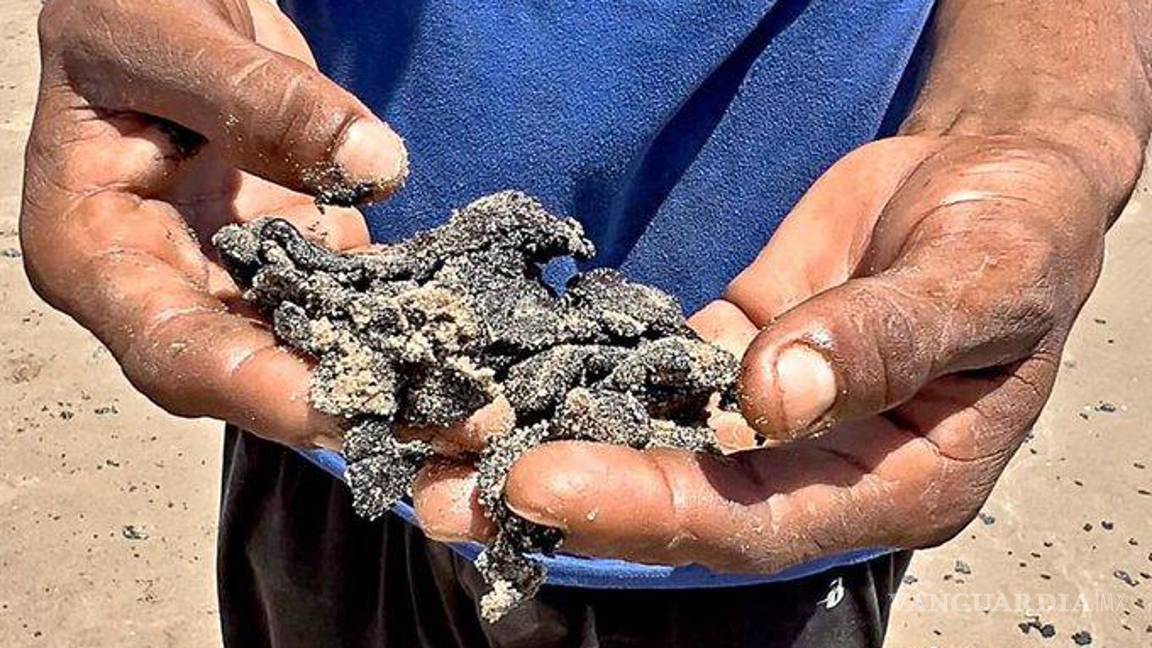 $!Encuentran ‘chapopote’ en playa de Tamaulipas, señalan a plataformas de Pemex
