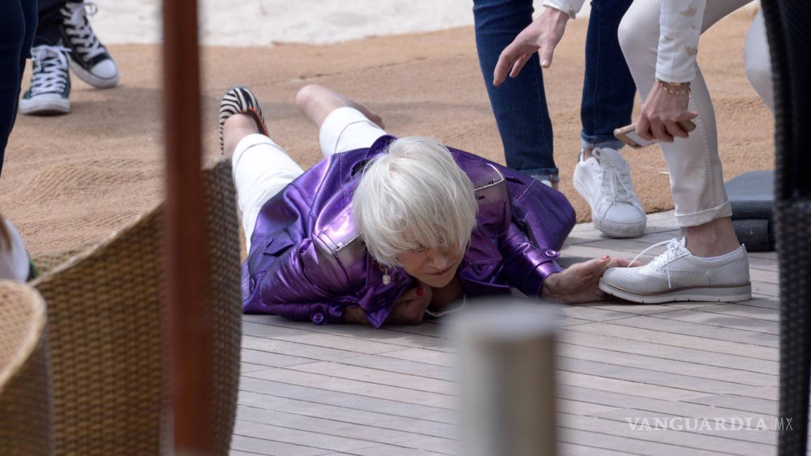 ¡Se cae la reina! Helen Mirren tropieza en Cannes