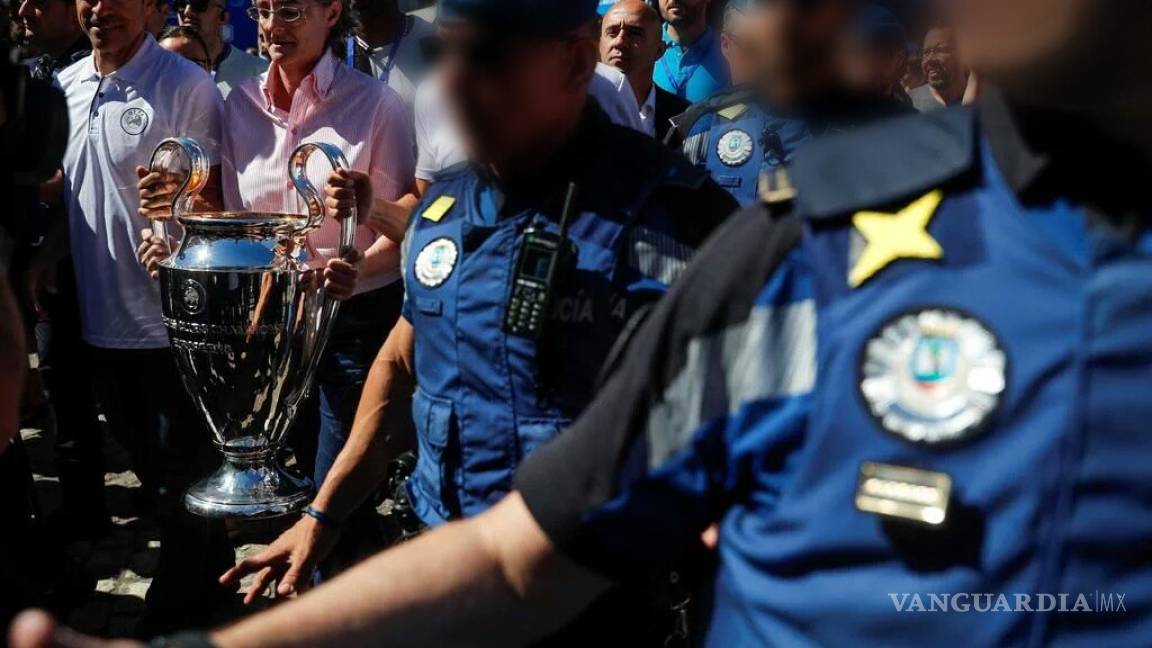 Policía de Madrid golpea, sin razón aparente, a aficionados del Tottenham