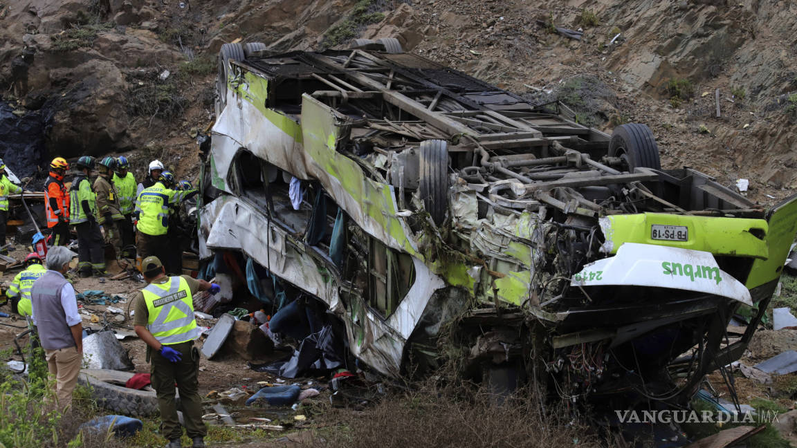 Cae autobús de Chile por barranco; al menos 20 muertos y podría haber más