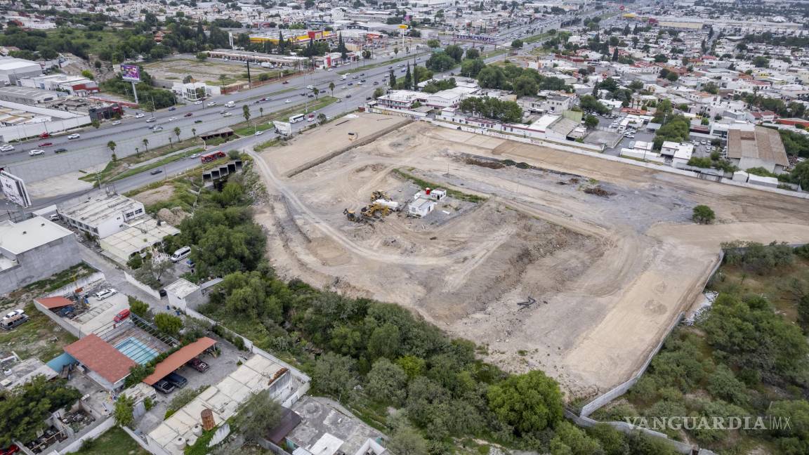 $!Maquinaria de construcción trabaja en el terreno donde antes se encontraban las canchas del deportivo Rancho Seco, espacio utilizado por familias y jóvenes de la ciudad para practicar fútbol.