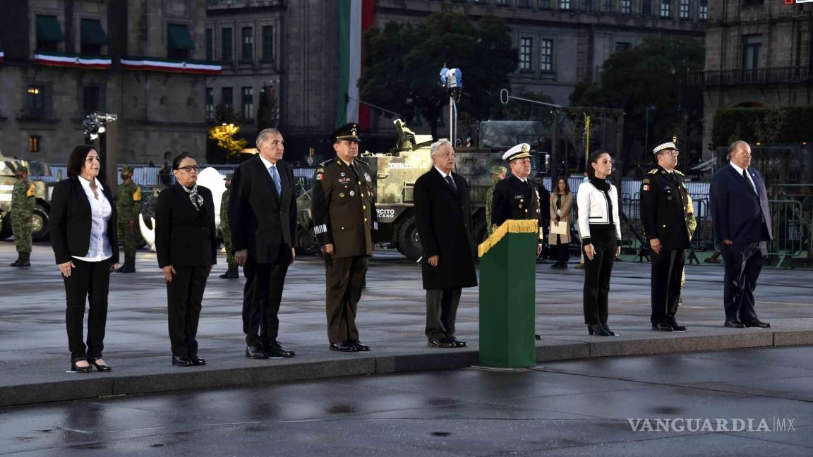 Recuerda Presidencia a víctimas de los sismos del 85 y 2017; AMLO iza bandera en el Zócalo