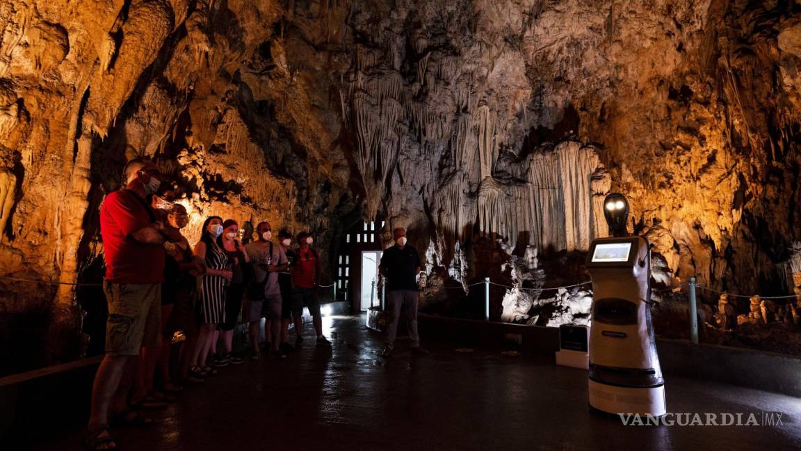 Robot Perséfone, primera guía turística robot del mundo en una cueva