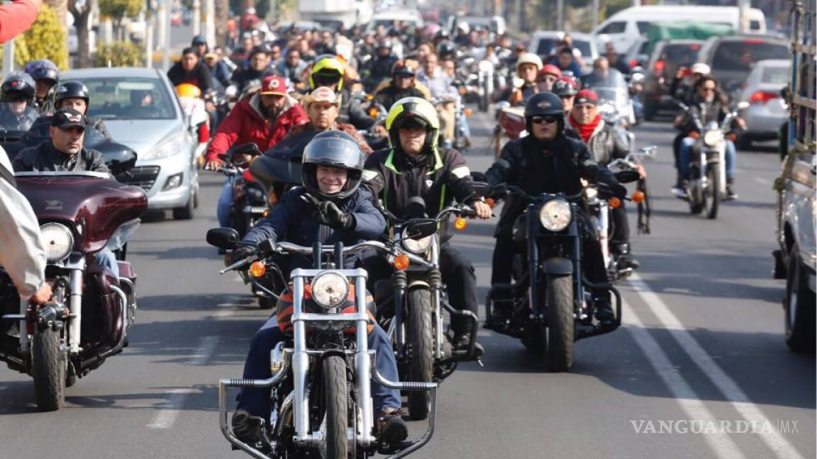 Con caravana de motociclistas, Anaya recorre avenida de Edomex