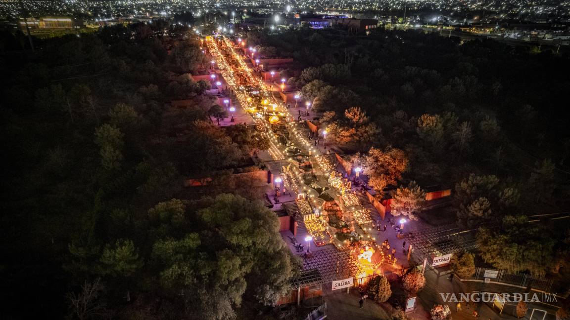 $!Por más de 200 escalones, este mega altar en el Parque Las Maravilla es uno de los atractivos en esta temporada.
