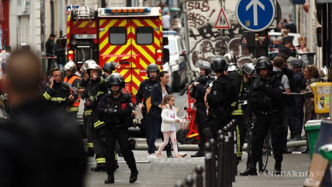 Hombre que retiene a dos personas en París afirma tener dos bombas