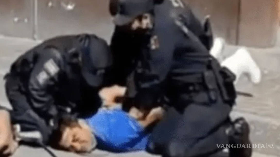 Policías lo golpean por no traer cubrebocas (video)