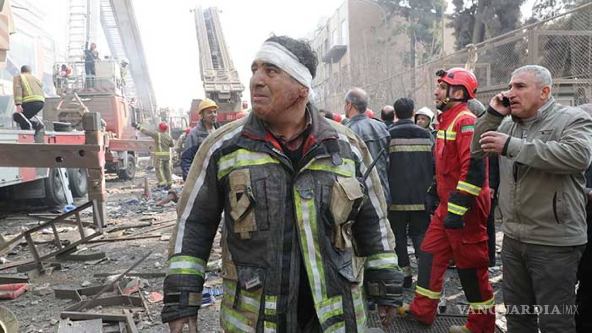 Mueren 20 bomberos tras colapso de edificio