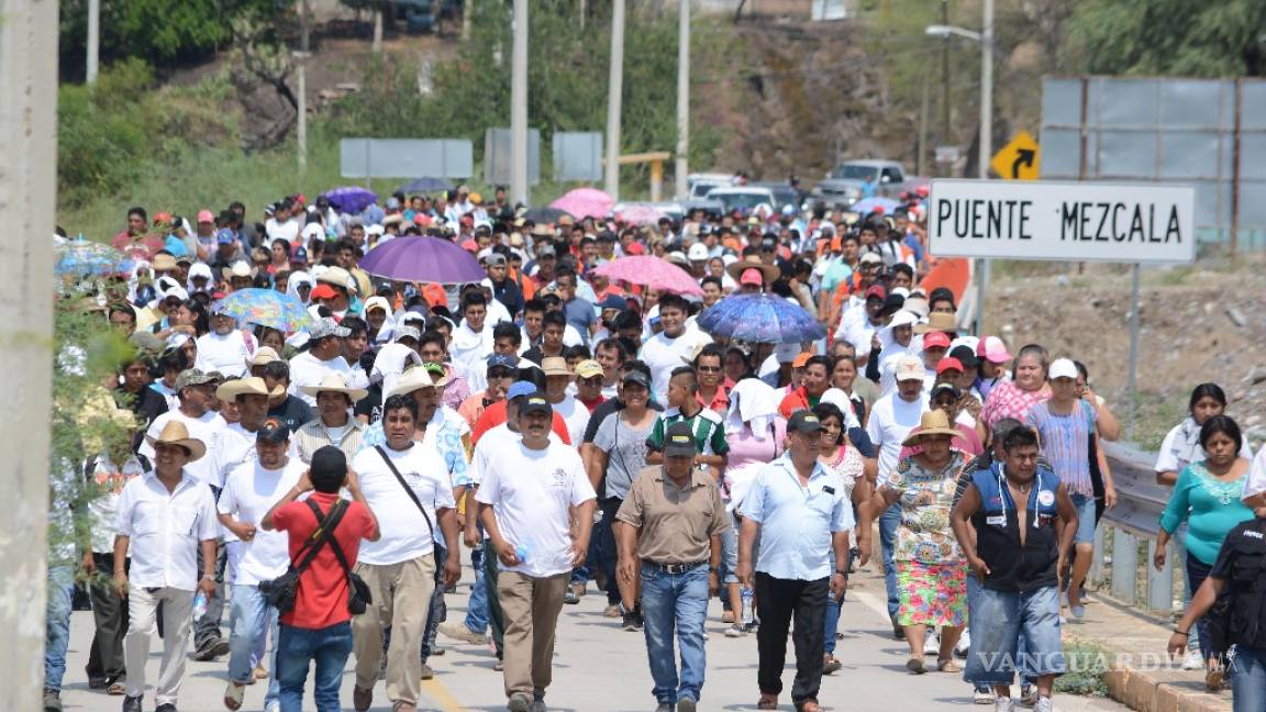 Marchan en Guerrero para apoyar a policías comunitarias