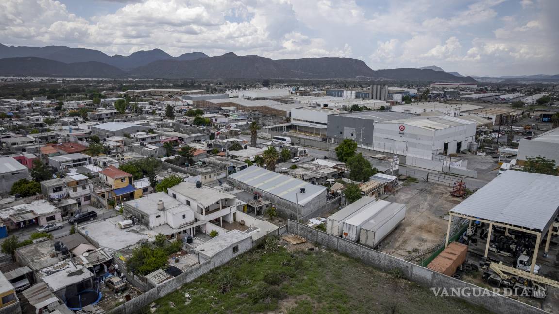$!En la colonia Omega se señaló a un patio de tráileres que estaría bloqueando el paso del agua.