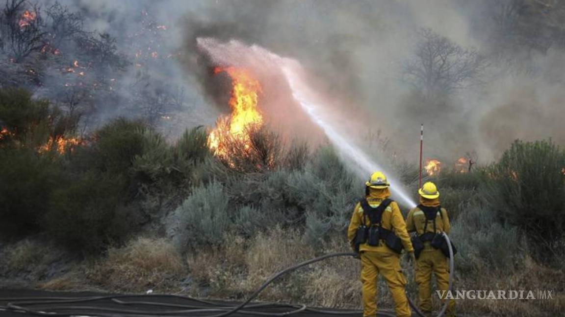 Bomberos ganan terreno contra incendio en sur de California
