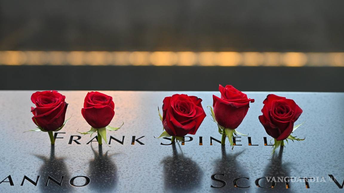 $!Flores colocadas a nombre de Frank Spinelli en el memorial del 11 de septiembre durante una ceremonia en la Zona Cero celebrada en conmemoración del 20 aniversario de los ataques terroristas. EFE/EPA/Anthony Behar