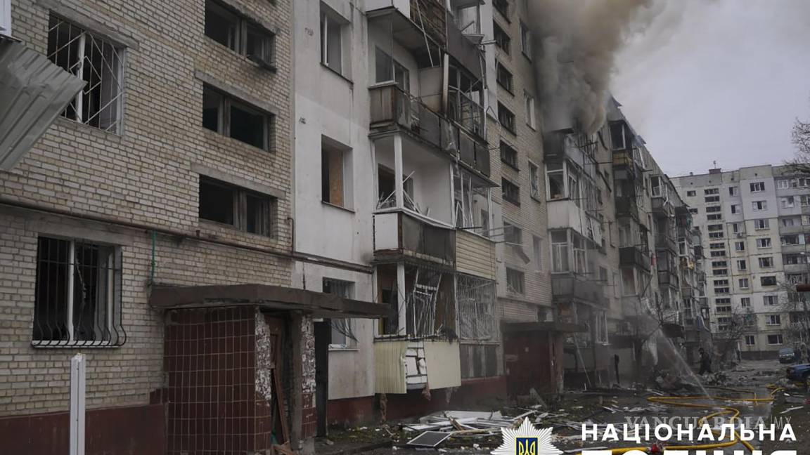 $!Daños provocados tras el impacto de un cohete en una zona residencial de Sumy, Ucrania.