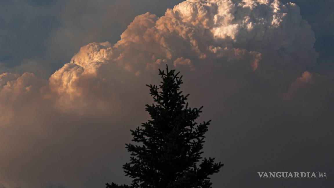 Humo de los incendios forestales llegan a ambos extremos de EU