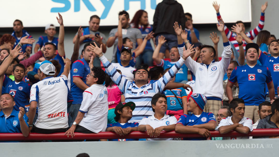 Franco Escamilla une a la afición del Cruz Azul para salar a los equipos de la Liga MX (video)