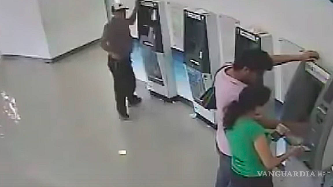 Cuidado, en segundos así asaltaron a pareja en cajero (video)