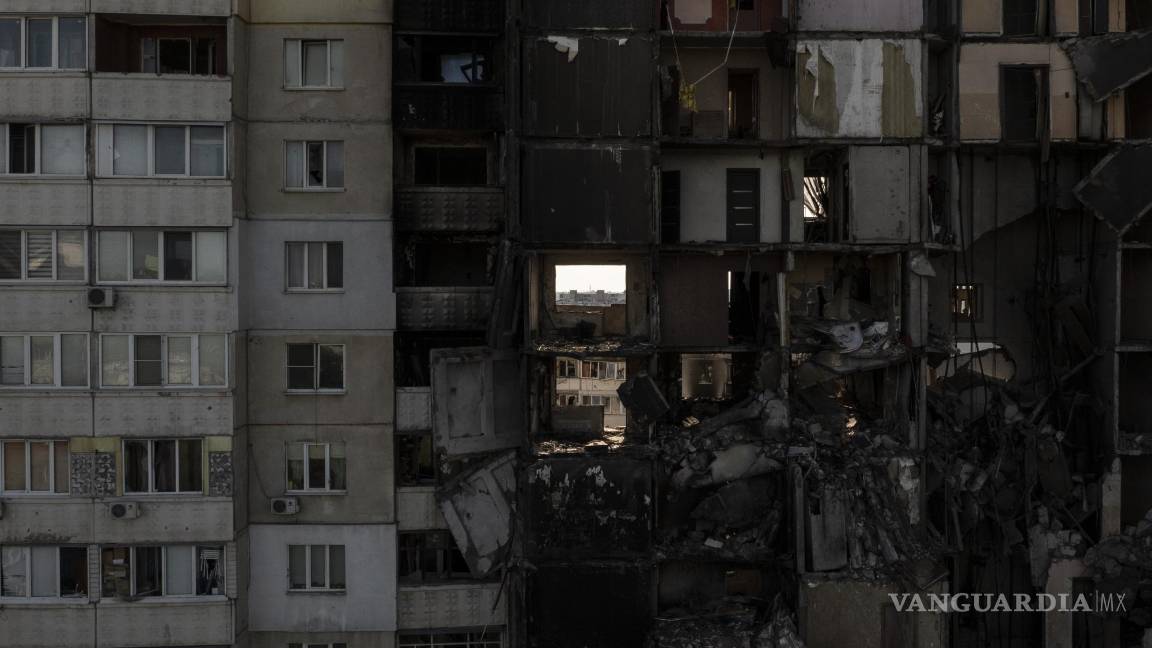 $!Un edificio presenta graves daños provocados por bombardeos rusos cerca de un frente de guerra en Járkiv, Ucrania.