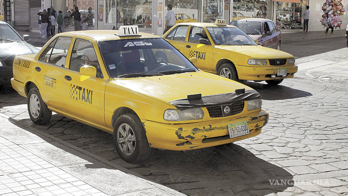 Circulan por Saltillo taxis 'chatarra'
