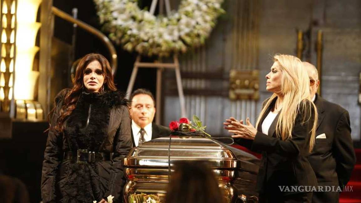 $!Laura Bozzo y los artistas que hicieron guardia a José José en su homenaje en Bellas Artes