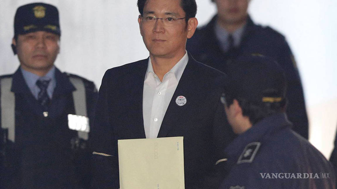 Heredero del grupo Samsung sale en libertad, suspenden su condena por corrupción