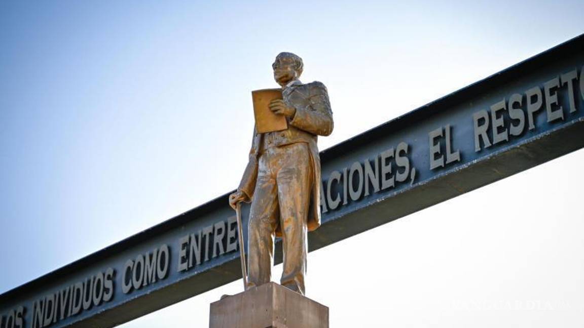 $!En la colonia El Pueblo, de Monclova, está la estatua del insigne personaje.