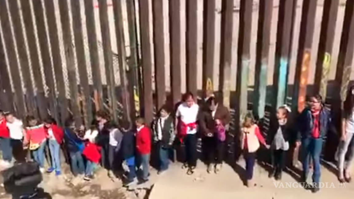 Niños cantan Cielito Lindo en el muro de Trump (video)