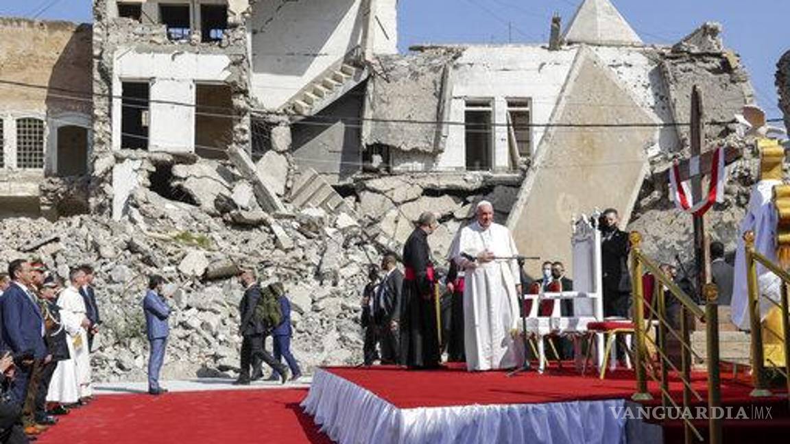 $!El papa Francisco, rodeado de restos de iglesias destruidas, dirige una oración por las víctimas de la guerra en la plaza de la iglesia de Hosh al-Bieaa, en Mosul, Irak.