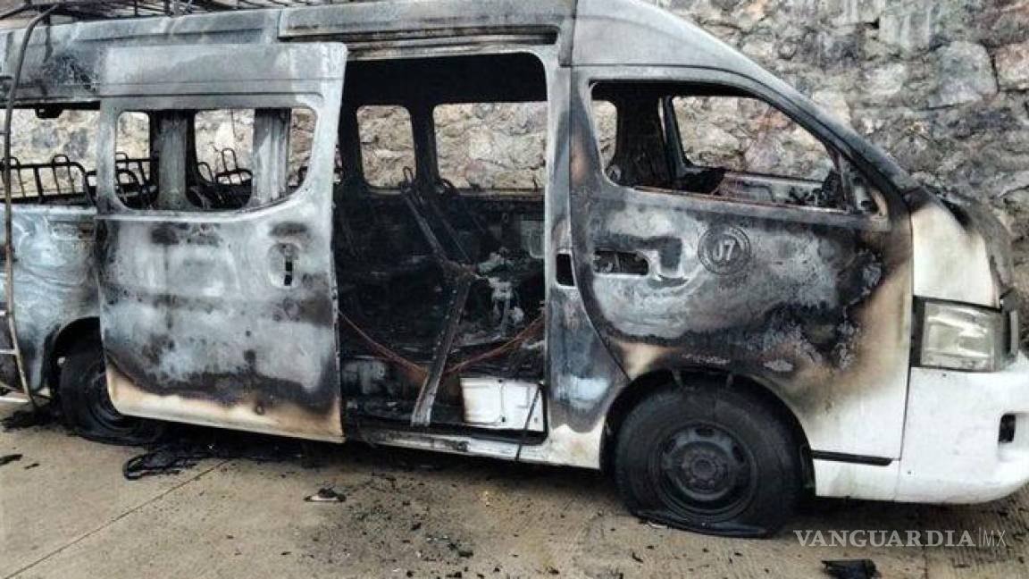 Dos choferes de transporte público fueron quemados en sus vehículos en Tixtla, Guerrero