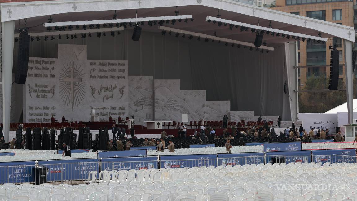 $!Obreros preparan el escenario en el paseo marítimo en Beirut. El Papa León XIV tiene previsto visitar el país del 30 de noviembre al 2 de diciembre.