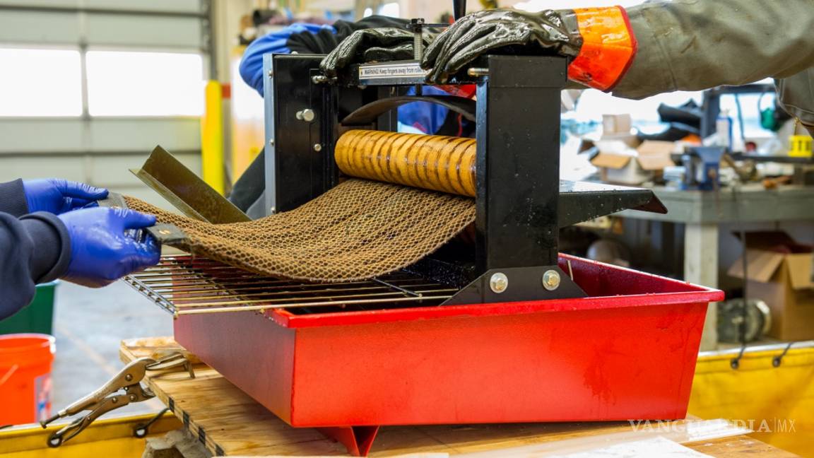 $!La óleo-esponja absorbe 90 veces su propio peso y extrae distintos tipos de petróleo