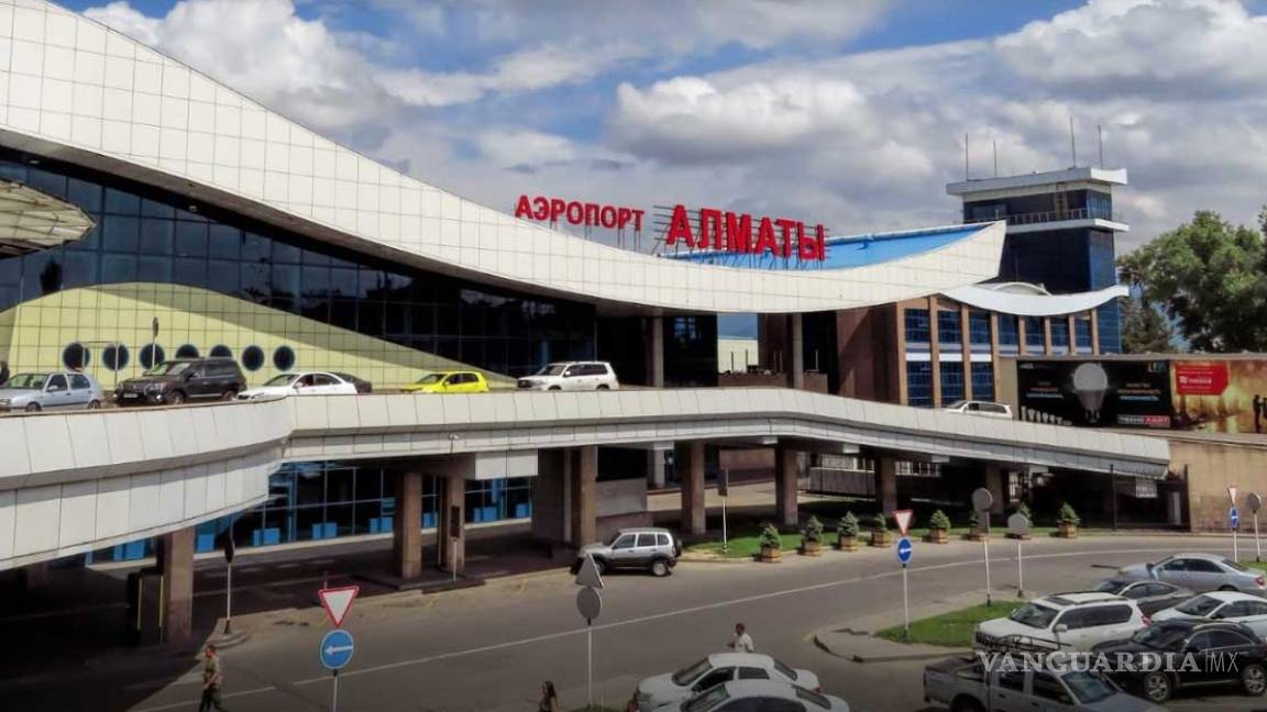 Se estrella en Kazajistán un avión con 100 personas a bordo