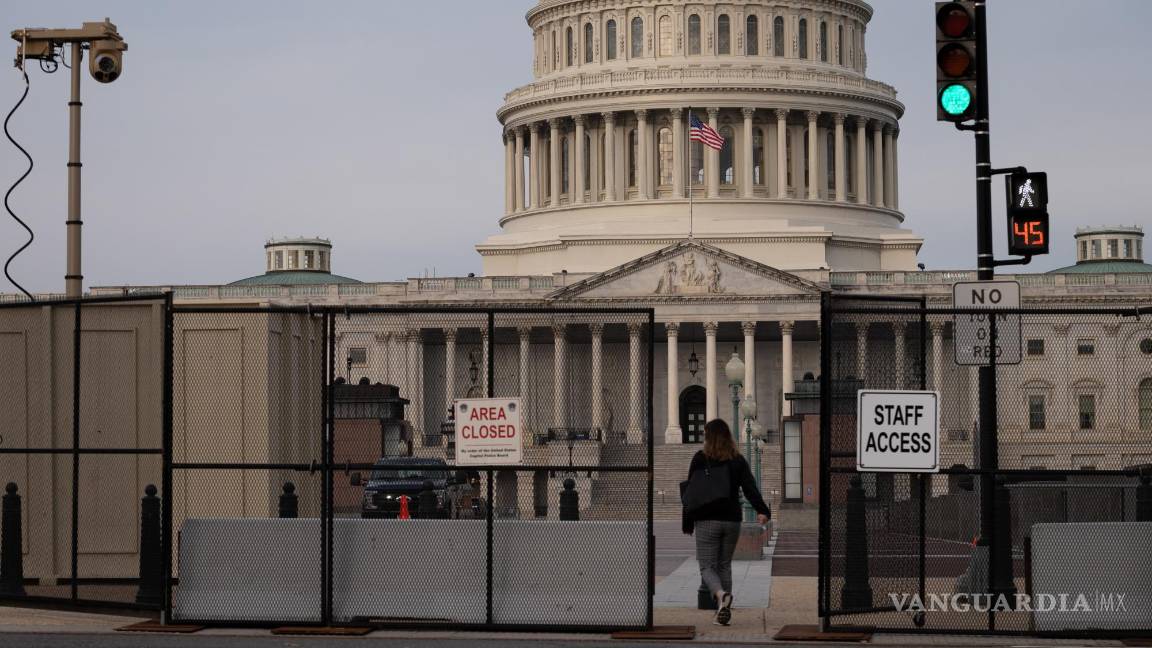 $!Cercas de seguridad rodean el Capitolio de EU por el primer discurso sobre el estado de la Unión del presidente Joe Biden. EFE/EPA/Graeme Sloan