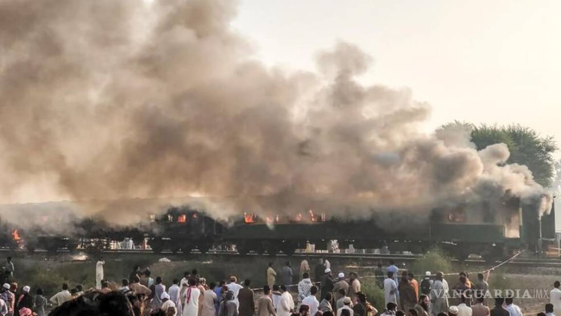Se quema tren en Pakistán; hay 73 muertos
