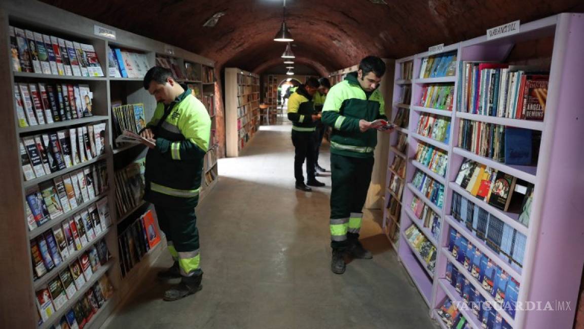 Recolectores de basura crean biblioteca con libros que fueron desechados