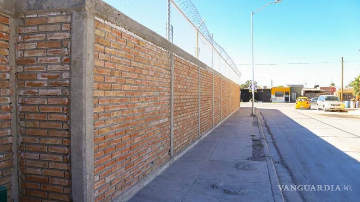 Entrega Alcalde de Torreón barda a escuela y pavimentación